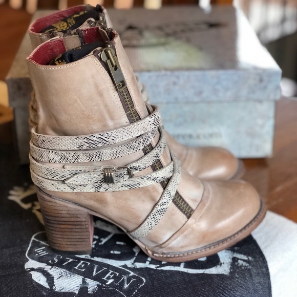 BNIB Freebird Balboa Booties- Ice Beige Size 9 - Picture 3 of 5